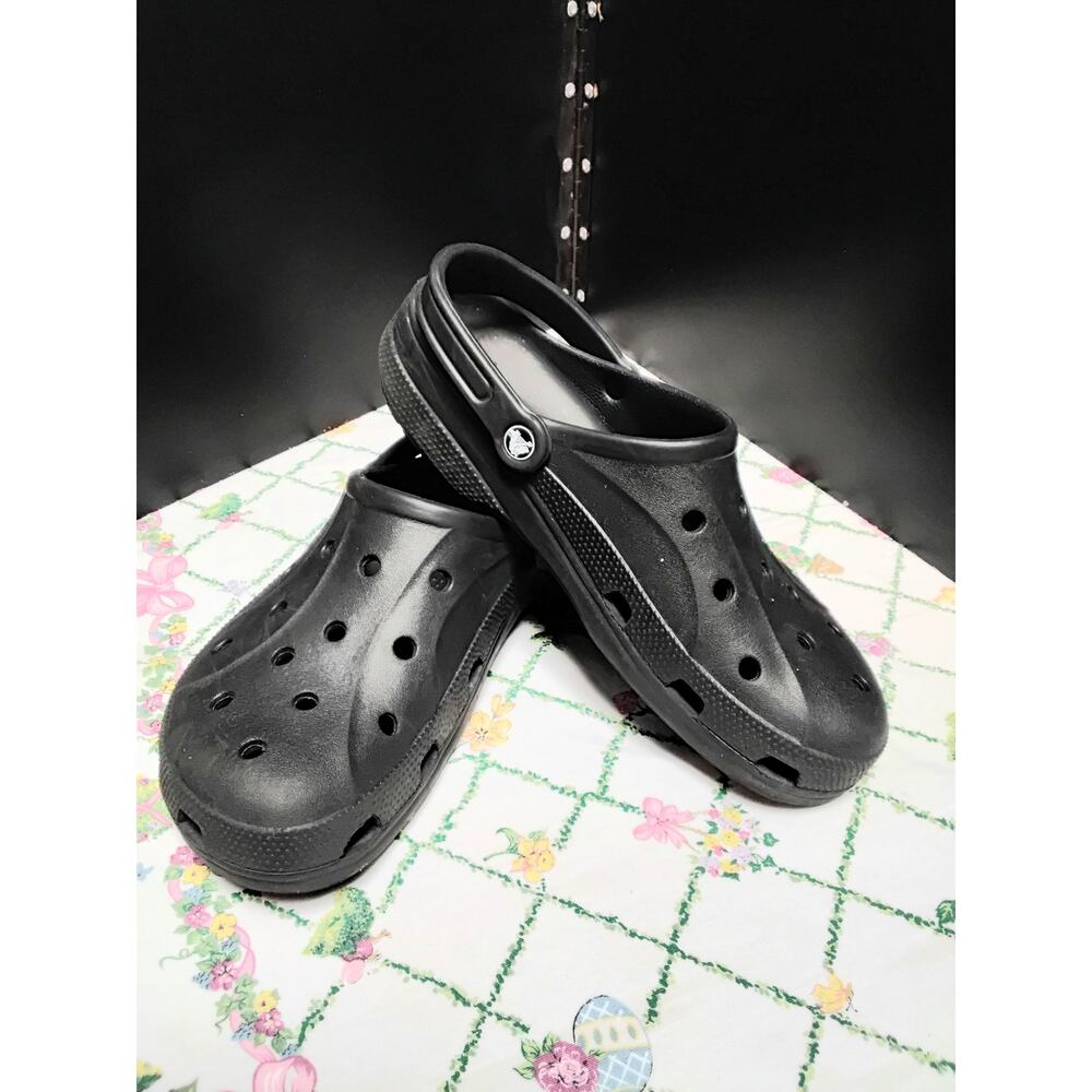Croc's Black Men's 10 Women's 12 pre-owned still nice